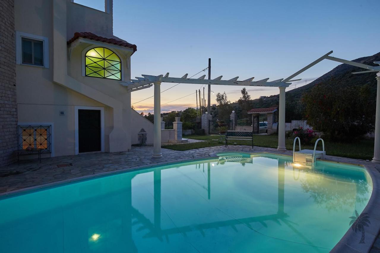 Villa Konstadina With Swimming Pool Kalivia Thorikou Exterior photo